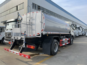 Camion-citerne d'arrosage Foton Auman 4x2 de 15 000 litres (15 m³) avec canon pour le nettoyage des rues et le lavage des routes - Product Image 2