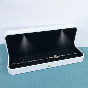 Boîte à bijoux en cuir PU personnalisée pour présentation, avec éclairage LED intégré, idéale pour bagues, pendentifs, bracelets et colliers – Vente en gros fabricant - Product Image 5