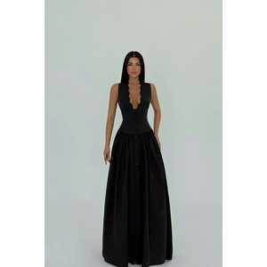 Robe de soirée noire avec détails boutonnés - Product Image 3