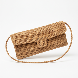 Pochette enveloppe de luxe moderne en raphia tressé à la main avec bandoulière tressée pour les voyages décontractés - Product Image 1