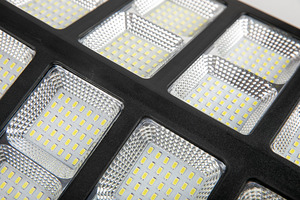 Lampe solaire LED de rue 80W intégrée tout-en-un, étanche IP65, pour usage commercial et public, en aluminium - Product Image 2