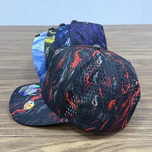 Gorra de Golf Personalizada con Camuflaje Rojo y Negro, Diseño de Remolino Líquido, Impresión Digital Impermeable, 5 Paneles, Perforaciones Láser, Visera Curva Transpirable para Hombre - Product Image 3