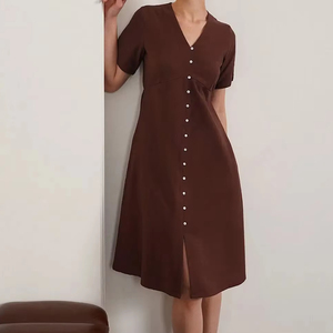 ชุดเดรสลำลองทรงเอไลน์สีน้ำตาลช็อกโกแลต ผ้าลินินผสม คอวี กระดุม แขนสั้น ชายผ่า ระบายอากาศได้ดี เหมาะสำหรับฤดูใบไม้ผลิและฤดูร้อน - Product Image 4