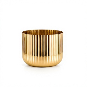 Pot de fleurs en métal plaqué or, moderne et luxueux, à nervures, pour la décoration de bureau intérieure - Product Image 3