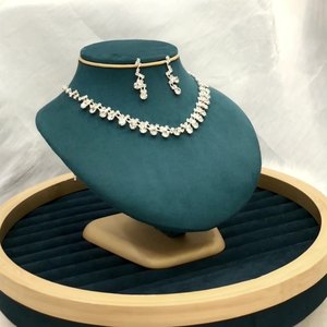 Ensemble de bijoux de mariée élégant et romantique - Accessoires en gros |   Collier et boucles d'oreilles en strass plaqué argent pour mariage et soirée - Product Image 6