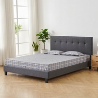 Lit simple en tissu style nordique pour petit appartement, sans rangement, avec sommier à ressorts, tête de lit plate simple et capitonnée à boutons, profil bas