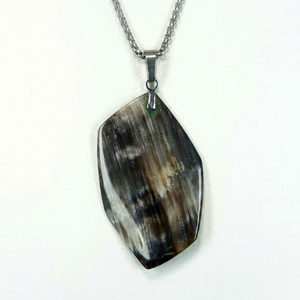 Colgante de Cuerno de Búfalo Genuino, Joyería Hecha a Mano con Estilo, Accesorio de Inspiración Tribal Natural para Compradores Conscientes de la Moda - Product Image 1