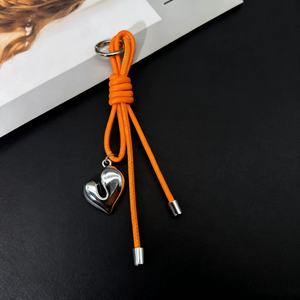 Accesorios de Bolso de Mano Portátiles Personalizables para Mujer, 6 Colores Disponibles, Correa de PU Trenzada Simple, Llaveros con Colgante de Corazón Plateado - Product Image 3