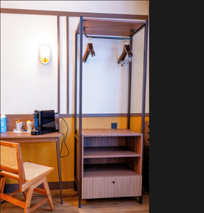 Armoire autoportante en placage de noyer avec cadre métallique noir, système d'organisation de rangement stable et robuste, idéale pour appartement locatif et Airbnb - Product Image 2