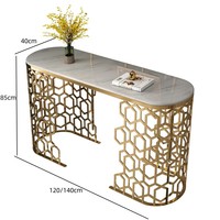 Table console de salon de luxe, style minimaliste moderne, en pierre frittée, longue et étroite, avec des plaques de marbre et des éléments en acier inoxydable doré, pour villa et hôtel