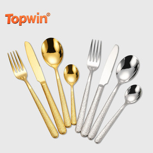 Ensemble de couverts en métal forgé à la main, finition unique aux tons chauds, avec des poignées de qualité supérieure et au design exceptionnel - Product Image 1