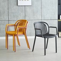 Chaise de salle à manger en plastique PP Design, fabriquée à partir de polypropylène de haute qualité importé à 100 %, garantissant une durabilité accrue