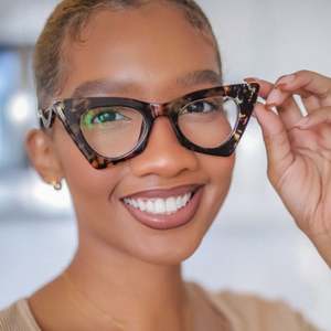 Montures de lunettes transparentes pour femmes, style rétro, petit cadre œil de chat, anti-lumière bleue, avec logo personnalisé - Product Image 5