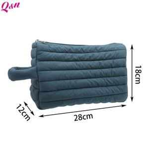 Trousse de maquillage gonflée avec logo personnalisé Trousse de toilette légère Trousse cosmétique en nylon matelassé avec fermeture éclair pour rouge à lèvres pelucheux - Product Image 5