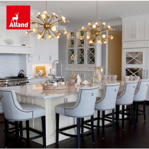 Armoires de cuisine sur mesure Alland de style moderne avec finition laquée mate, panneaux en MDF encastrés, îlot et porte en verre - Product Image 1