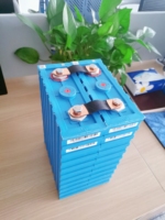 Cellule de batterie LiFePO4 3,2 V 3500 cycles 200 Ah avec coque en plastique ignifuge et fentes de refroidissement pour système de stockage d'énergie domestique HESS