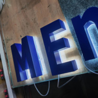 Lettres LED rétroéclairées en acier inoxydable de luxe avec télécommande pour la publicité et la décoration dans les bureaux et les hôtels