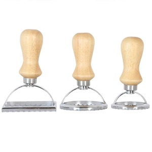<span class=keywords><strong>Emporte</strong></span>-pièce en alliage de zinc de forme irrégulière avec poignée en bois, outil de cuisson pour snacks et <span class=keywords><strong>emporte</strong></span>-pièces à raviolis, origine Chine - Product Image 2