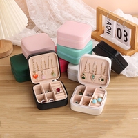 Vente en gros mini-étui à bijoux de voyage petite boîte à bijoux en cuir PU personnalisée pour bague, boucle d'oreille et collier