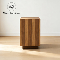 Table d'appoint carrée moderne en parquet, table d'appoint à plateau rayé en placage, table d'appoint de canapé sur piétement en bois massif pour salon