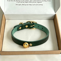 OEM ODM Maßgefertigtes Dunkelgrünes Kunstleder-Haustierhalsband mit Abnehmbarer Messingglocke, Goldfarbene Metallbeschläge, Verstellbares Nieten-Hundehalsband