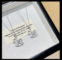 Collier élégant en forme de cheval avec micro-pavé de diamants, idéal pour un usage quotidien
