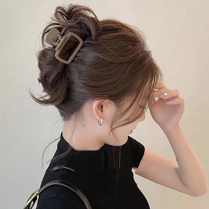 กิ๊บติดผมทรงสี่เหลี่ยมเล็กสำหรับผู้หญิง รุ่นใหม่ กิ๊บฉลามมินิ สำหรับทรงผมครึ่งรวบด้านหลัง - Product Image 4