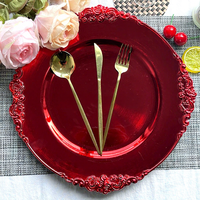 Assiettes de présentation en plastique de décoration de table en relief rouge rond élégant baroque de luxe pour la fête de mariage