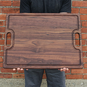 Planches à charcuterie XL en bois 24x18 pouces avec double poignée, planche à découper et plateau de service réversible en noyer personnalisé pour cadeau - Product Image 1