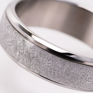 Anillo <span class=keywords><strong>de</strong></span> Acero Inoxidable Hipoalergénico, Diseño <span class=keywords><strong>de</strong></span> Banda Texturizada, Acabado en Oro, Negro y Plata, Ajustable, Regalo para Hombre y Mujer, OEM - Product Image 2