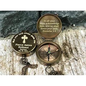 Brújula Plana Grabada ALFA NAUTICAL de Latón, Analógica, para Senderismo, Guía de Orientación, Regalo de Bautismo, Primera Comunión, Confirmación, 2 Pulgadas - Product Image 1