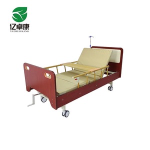 Cama de enfermería de madera Yizhuokang con manivela simple y barandilla para personas mayores y con movilidad reducida - Product Image 1