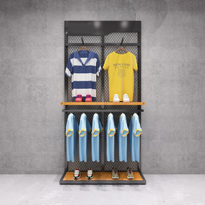 Étagère de présentation moderne sur pied pour vêtements et chaussures, idéale pour les équipements sportifs et les magasins de basketball - Construction en fer et bois - Product Image 3