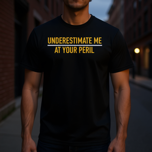 Camiseta negra para hombre con cuello redondo y manga corta, corte premium, con la frase 'Underestimate Me At Your Peril', que transmite confianza. - Product Image 3