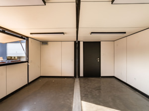 Un magasin <span class=keywords><strong>de</strong></span> conteneurs préfabriqué moderne doté <span class=keywords><strong>de</strong></span> grands présentoirs en verre et d'un design intérieur élégant ; un <span class=keywords><strong>café</strong></span> <span class=keywords><strong>de</strong></span> conteneurs <span class=keywords><strong>de</strong></span> vente au détail. - Product Image 5
