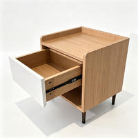 Table de chevet minimaliste en bois avec étagère ouverte pour les intérieurs de chambre contemporains