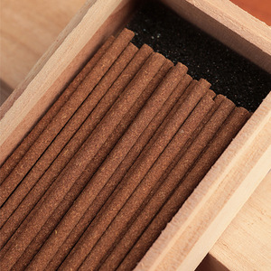 Bois de santal biologique vieilli, matière première parfumée, senteur boisée riche, pour la fabrication d'encens domestique, taille de broyage personnalisée, approvisionnement en gros - Product Image 2