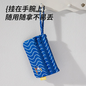 Porta Pasaportes Yisidan con Diseño de Ondas Azules, Estampado de Dibujos Animados, Estuche Portátil para Documentos, para Viajes y Uso Diario - Product Image 1