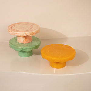 Support à gâteau artisanal en résine colorée effet tourbillon, plateau de présentation haut de gamme pour desserts et fruits, compatible lave-vaisselle, idéal pour mariages et fêtes - Product Image 1