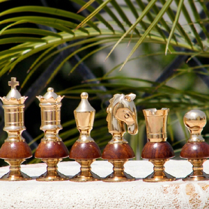 Piezas de Ajedrez de Latón de Lujo con Base de Madera, Diseño Real para Jugar, Unisex - Product Image 1