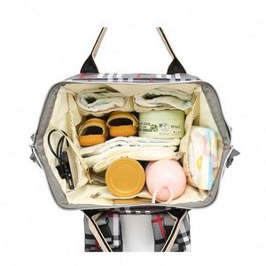 Échantillon Gratuit : Sac à Dos à Carreaux Élégant pour Maman, Sac à Langer, Porte-Bébé avec Port de Chargement USB, Sac de Voyage Polyvalent pour Bébé et Activités de Plein Air - Product Image 6