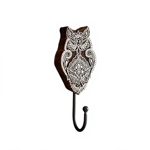Porte-clés mural en bois sculpté à la main en forme de hibou, crochet simple en fer, organisateur mural rustique pour la maison - Product Image 1
