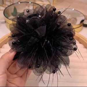 Nouvelle pince à cheveux pivoine et plume, pince requin de luxe et tendance, élégante et raffinée. - Product Image 3
