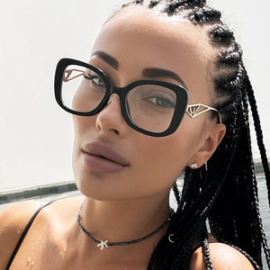 Lunettes <span class=keywords><strong>de</strong></span> <span class=keywords><strong>lecture</strong></span> <span class=keywords><strong>de</strong></span> luxe 2026 pour <span class=keywords><strong>femme</strong></span>, monture carrée, branches triangulaires en forme <span class=keywords><strong>de</strong></span> cœur, verres anti-lumière bleue transparents pour ordinateur - Product Image 3
