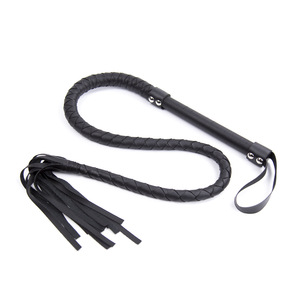 Vente directe d'usine de fouets noirs tressés avec poignée et pompons pour spectacles sur scène et en boîte de nuit, pour adultes. - Product Image 3