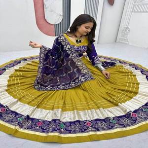 Magnifique ensemble Lehenga Choli Navratri avec broderie artistique au fil et travail de sequins pour les femmes assistantes aux fonctions de danse Garba - Product Image 5