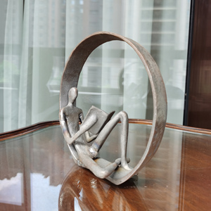 Statuetta decorativa con finitura personalizzabile in ferro moderno astratto uomo posa sul cerchio tavolo Top - Product Image 4