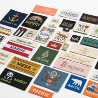 Étiquettes personnalisées en tissu damassé de coton 50D 75D avec logo imprimé, étiquettes principales tissées pour vêtements, pliées aux extrémités