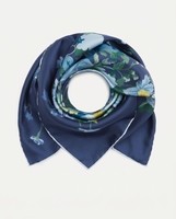 Écharpe en soie à motifs floraux peints à l'huile bleu-gris. Écharpe carrée imprimée numériquement. Personnalisation par lots et vente en gros disponibles.