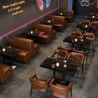 Canapé de bar et table avec chaises en bois massif personnalisables pour les espaces commerciaux de bistros et de clubs - Design rétro occidental